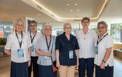 Las Hnas. de la comunidad de la Clínica junto a Rosa y Cristina Masferrer.