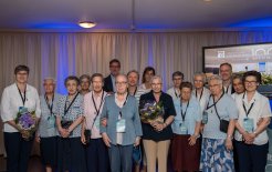 Representantes de lnstituto de Religiosas de San José de Gerona, con la Superiora General, Rosa Masferrer; el Director General Corporativo, Lluís Viguera, o la Delegada de Centros, Cristina Masferrer, con la gerente de la Clínica, Cecília Gras, el ponente Eduard Prats y Hermanas de las comunidades del Remei y San José, con su Superiora, Martha Lilia Herrera. 