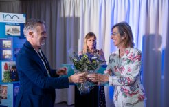 La gerente, Dra. Cecília Gras, como representante de la Clínica, recogió el gesto de agradecimiento a todo el equipo en manos del Director General Corporativo del Instituto, Lluís Viguera. 