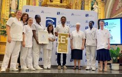 Foto de equipo con el sello, que es fruto del esfuerzo colectivo del Centre Maria Gay ofreciendo una atención integral y humana.