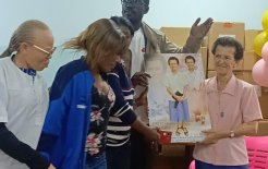 Entrega de recuerdos y regalos.