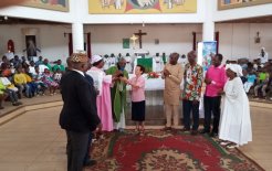 La misa de acción de gracias por la presencia de la Hna. Basilia en África fue celebrada por el Padre Rodríguez.