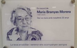 La placa que recuerda su paso por la Residència Santa Maria del Tura y la huella que dejó.