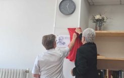 Descubrimiento de la placa, con la hija de Maria Branyas y la Superiora de la Comunidad, la Hna. Josefina Palacín. 
