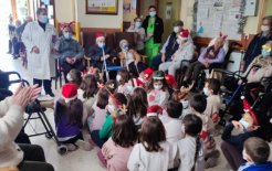 Visita del Colegio Santa Teresa a la Residencia de personas mayores de la localidad. 