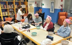 Un momento en el taller de autocuidado de la Residència Nazaret, donde las residentes disfrutan de cuidarse y sentirse bien.