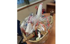 La cesta, por gentileza de Disbesa, ha sido entregada a Càritas para el reparto de sus productos entre familias necesitadas de Barcelona.