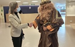 Bienvenida de la gerente de la Clínica del Remei, Dra. Cecília Gras, al Rey Mago.