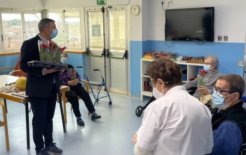 Reconocimiento institucional a los profesionales de la salud en manos del alcalde de Banyoles, Miquel Noguer, en la Clínica Salus Infirmorum.