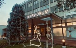 Decoración navideña que contribuye a la calidez del ambiente en la Clínica Salus Infirmorum.