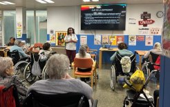 Ivette Casas Güell, psicóloga y neuropsicóloga, en un momento de la actividad con las personas residentes.