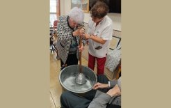 Demostración del funcionamiento del Lavachup en manos de otras personas residentes y profesionales de la Residència Santa Maria del Tura.