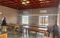 Al frente del taller se encuentra la Hna. Jeannette Ingabire, su directora, quien, junto a varias modistas, confecciona estas batas y uniformes escolares.