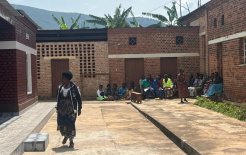 Se trata de un taller de costura con vocación social, que combina producción textil, generación de empleo local y acompañamiento formativo en un entorno rural.