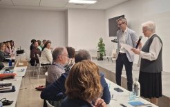 La Hna. Anuncia Lázaro, junto a Jordi Vives, de Entia Legal. 