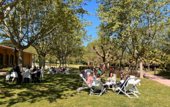 Zona de trabajo y reflexión en grupos en plena naturaleza, en Casa Santa Elena.
