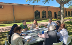 Zona de trabajo y reflexión en grupos en plena naturaleza, en Casa Santa Elena.
