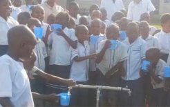 Alumnado del Complexe Scolaire Saint Joseph de Rubare disfrutando de la fuente gracias a los desayunos solidarios del Colegio Santa Teresa, en Porcuna, Jaén, centro también del IRSJG.