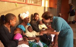 Una Hermana con las familias de Camerún