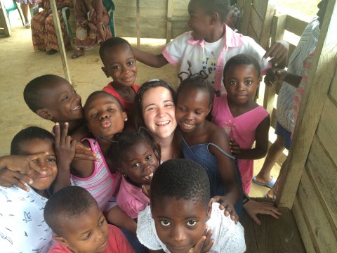 Helena compartiendo momentos con niños de Guinea Ecuatorial