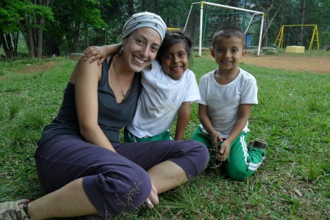 Raquel López con niños de la Granja Escuela Miravalle