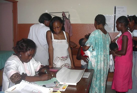 Señoras en el hospital en Nkolondom (Camerún) 