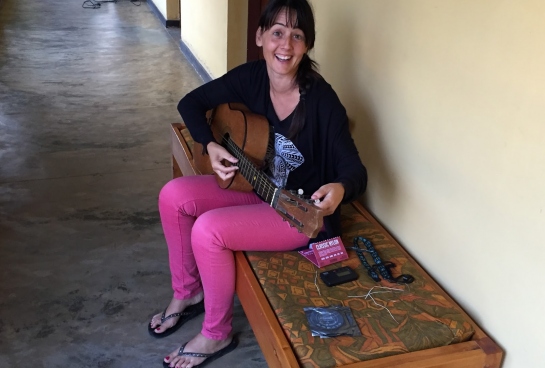Susana, voluntaria en Ruanda, afinando la guitarra
