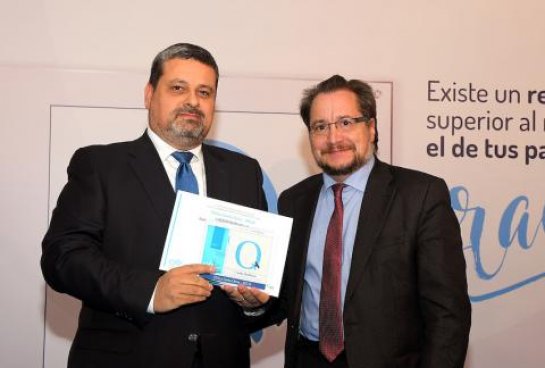 El Dr. Miguel Ortegón, gerente de Clínica Santa Elena, recoge la acreditación QH-Quality Healthcare.