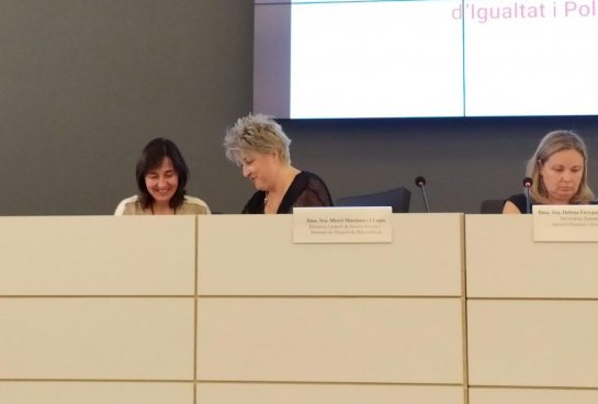 Momento en el que la directora de la Residencia, M.ª José Ballester, firma el Concierto Social