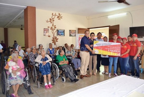 La empresa Oxxo hace un donativo a La Casa del Anciano Los Tres Reyes