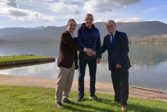 De izquierda a derecha: Dr. Marco Paz, director médico de la Clínica;  Sr. Albert Comas, presidente del CN Banyoles; Sr. Àngel Gómez, gerente de Clínica Salus Infirmorum.