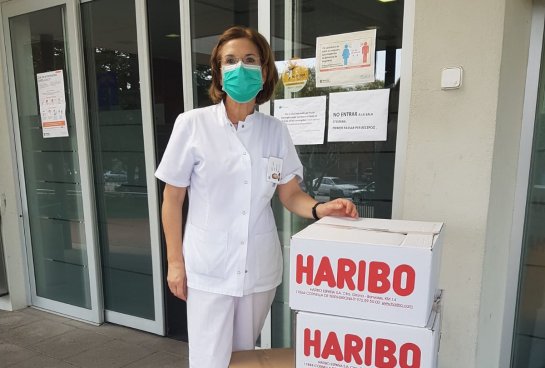 Donación de caramelos Haribo y batas
