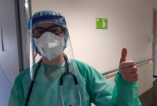 Una trabajadora de la Clínica Salus con la visera protectora