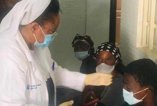 Hermana de la comunidad San José auxiliando a los afectados