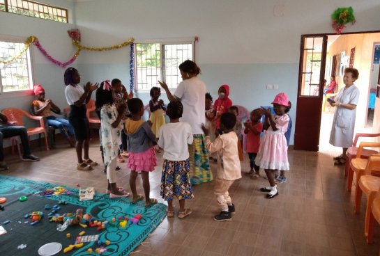 Hna. Basilia Ruiz (dcha. imagen) en el Centro Dream para la prevención y el tratamiento del VIH-Sida, en Nkolondom
