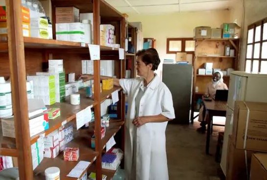 Hna Urbana Sancho en la farmacia del Centro de salud en Rubare-Congo
