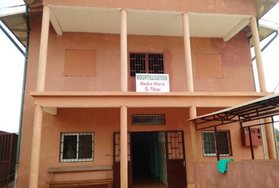 Edificio de hospitalización del Centre Médical Catholique de Nkolondom.