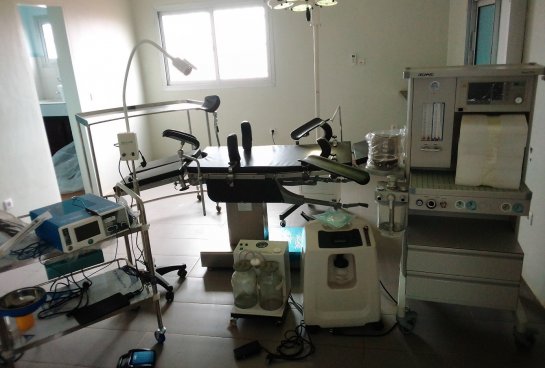 Equipamiento para la nueva sala de quirófano del Centre Médical Catholique de Nkolondom