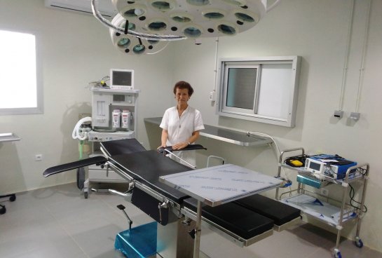 Hna. Basilia Ruíz en la nueva sala de quirófano del Centre Médical Catholique de Nkolondom (Camerún).