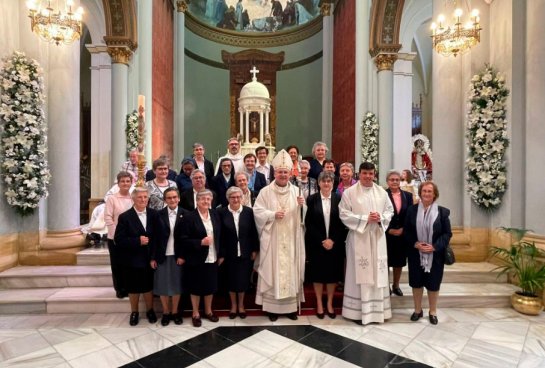 Celebración de la Eucaristía de Acción de Gracias por los 100 años de las Religiosas de San José en Porcuna. Fue presidida por Don Sebastián Chico, Obispo de Jaén; concelebrada por Don Manuel Casado, Párroco de Porcuna; y Don Francisco de la Cova (secretario del Sr. Obispo)