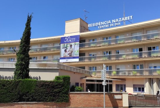 Fachada de la Residència Nazaret con la pancarta del 50 aniversario