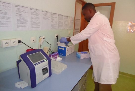 La nueva máquina, ya instalada en el laboratorio del Centro Dream (Centro Médico Católico de Nkolondom, en Camerún)