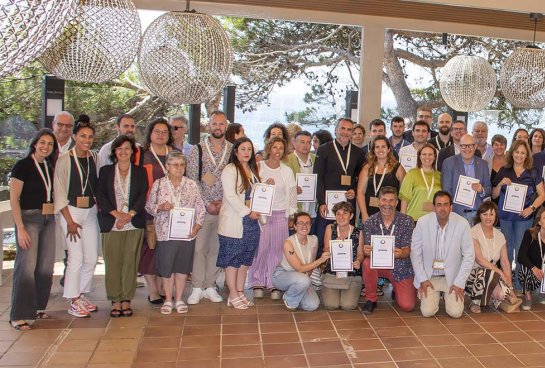 La Hna. Ana Quero, superiora de la comunidad de Solius (primera fila, cuarta empezando por la izquierda) y Raquel Gonzaga, directora de la Casa (justo detrás), en la entrega de las certificaciones.