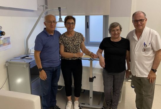 Los asistentes al acto en una de las habitaciones habilitadas para pacientes oncológicos, en la Clínica Salus Infirmorum de Banyoles