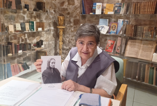 Hna. Felicitas trabajando en el archivo histórico del Instituto