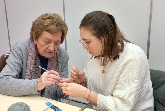 El proyecto Grans Moments se enfoca en las relaciones sociales y en el intercambio intergeneracional, compartiendo aficiones.