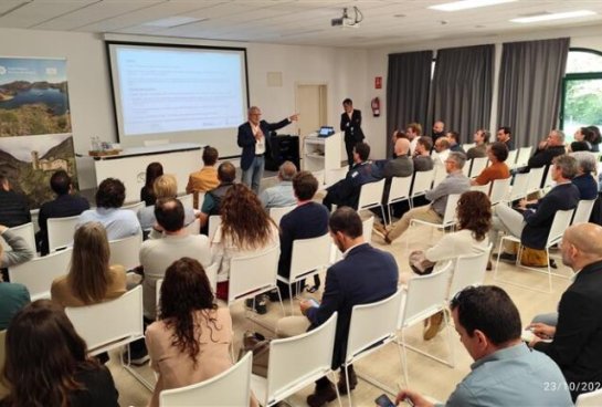 El aula de Casa Santa Elena que acogió la jornada, con profesionales de la industria turística y representantes institucionales.