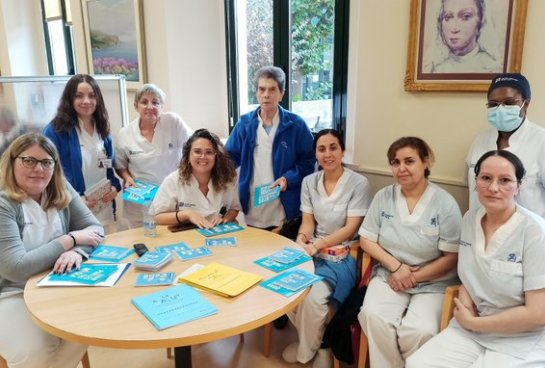 El Centre Geriàtric Maria Gay ha creado desde 2011 hasta 90 parejas lingüísticas entre su equipo humano, donde una trabajadora enseña la lengua a otra venida de fuera.