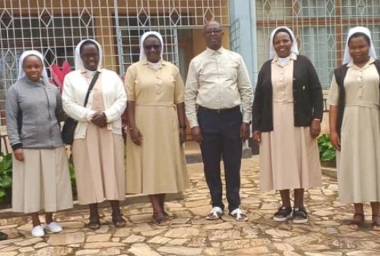 Llegada a Nyakabuye, partiendo de Nyarusange, donde el Instituto tiene presencia con una Comunidad y colaborando en su centro de salud.