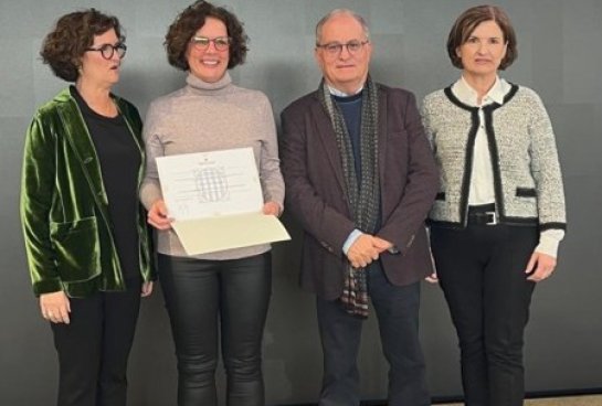Los representantes de la Clínica, el doctor Àngel Gómez, gerente; Isabel Frigola, responsable del Servicio de Farmacia y del Área de Calidad, y Sandra Aznar, directora de Enfermería, recibieron el documento acreditativo en manos de la directora general de Ordenació i Regulació Sanitària del Departament de Salut, Clara Pareja.